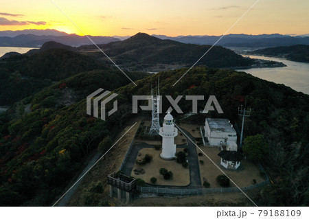 宮崎県日向市　夕暮れの細島灯台 79188109