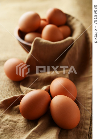 新鮮な赤い卵 新鮮な赤い卵 79189080