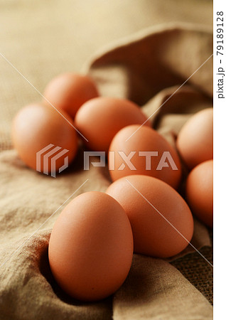 新鮮な赤い卵 79189128