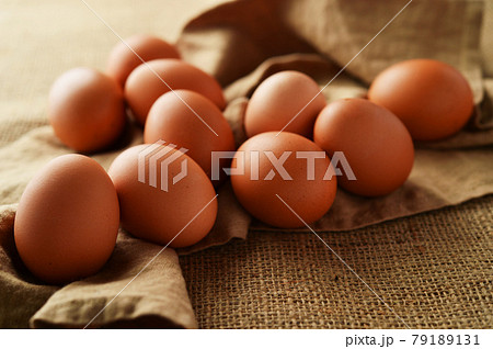 新鮮な赤い卵 新鮮な赤い卵 79189131