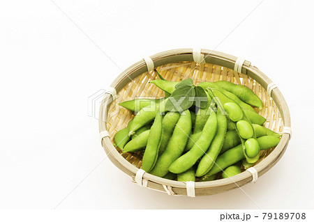 白バックで丸ざるに乗せた枝豆 白バックで丸ざるに乗せた枝豆 79189708
