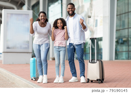 Happy afro family traveling with kid, screaming yes 79190145
