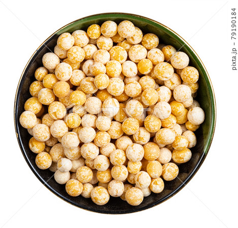 dried whole yellow peas in round bowl isolated 79190184