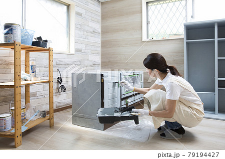 塗装する女性、家具のリサイクル、DIY趣味のミドル女性 塗装する女性、家具のリサイクル、DIY趣味のミドル女性 79194427