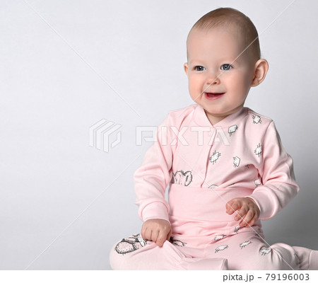 side view of pretty crawling baby. 79196003