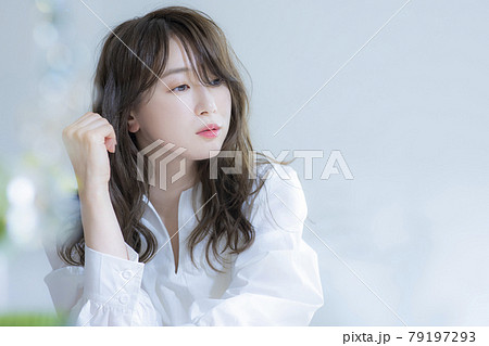 窓辺の女性 窓辺の女性 79197293