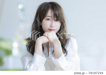 窓辺の女性　　 79197294