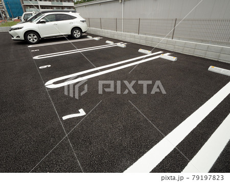 住宅街の駐車場 79197823