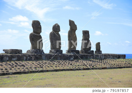 タハイ儀式村のアフ・バイ・ウリ（イースター島、チリ） 79197857