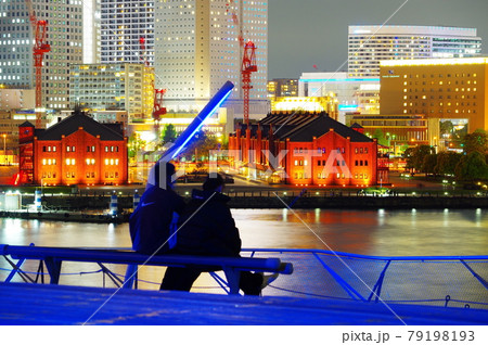 横浜赤レンガ倉庫の夜景を楽しむカップル 横浜赤レンガ倉庫の夜景を楽しむカップル 79198193