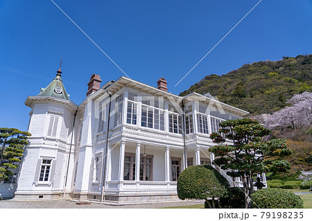 鳥取県鳥取市　仁風閣と春の鳥取城の石垣 79198235