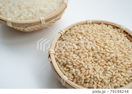 玄米と白米のイメージ 79198248