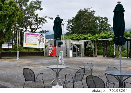 東名高速道路下り線 足柄サービスエリアの屋外休憩スペース 東名高速道路下り線 足柄サービスエリアの屋外休憩スペース 79198264