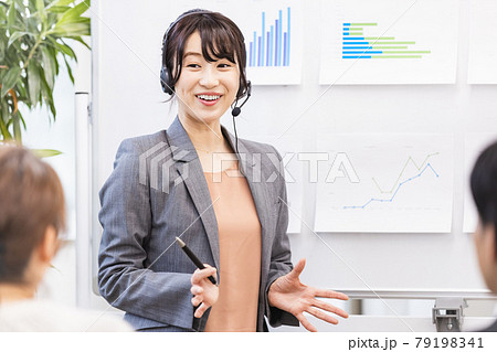 ヘッドセットをつけたセミナー講師の女性 ヘッドセットをつけたセミナー講師の女性 79198341