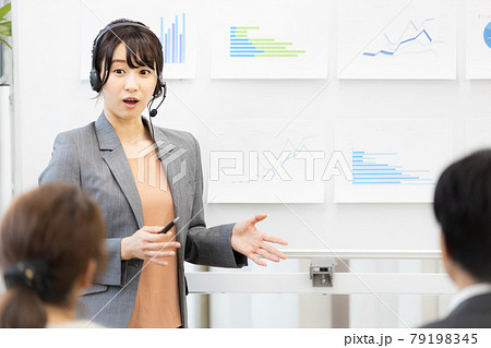 ヘッドセットをつけたセミナー講師の女性 ヘッドセットをつけたセミナー講師の女性 79198345