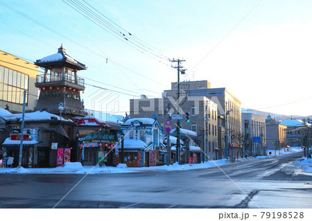北海道小樽市　出抜小路（運河反対側）街並み　冬＆雪＆夕景＆坂 79198528
