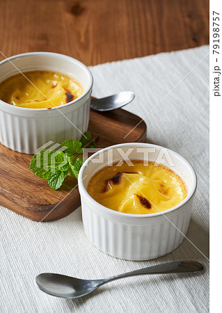 こんがり焼き目のついた自家製焼きプリン 79198757