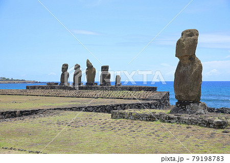 タハイ儀式村のアフ・バイ・ウリとアフ・タハイ（イースター島、チリ） 79198783