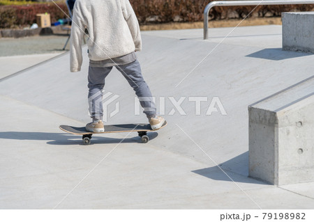 【愛川町スケートパークで小学生がスケボーの練習】 79198982