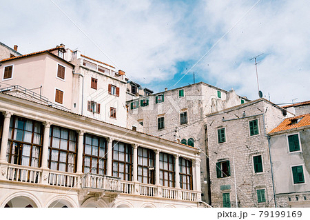 Houses around the basilica of St. James in Sibenik, Croatia, against a blue sky 79199169