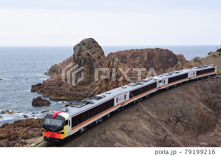 青森県 JR東日本 五能線 リゾートしらかみ号 奇岩&海 青森県 JR東日本 五能線 リゾートしらかみ号 奇岩&海 79199216