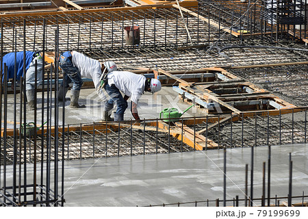 マンションの土間コンクリート 左官工事の作業風景 マンションの土間コンクリート 左官工事の作業風景 79199699