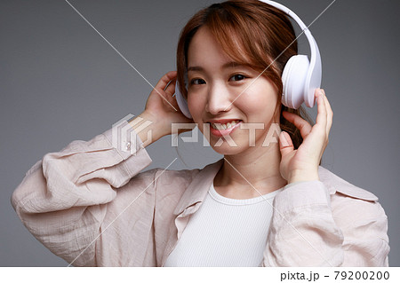 ヘッドフォンで音楽に聴き入る若い女性 ヘッドフォンで音楽に聴き入る若い女性 79200200