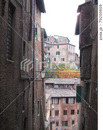 イタリア/シエナ 秋の街並み 煉瓦造りの建物 イタリア/シエナ 秋の街並み 煉瓦造りの建物 79200609