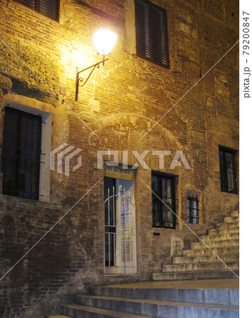 イタリア/シエナ 街灯と階段のある煉瓦造りの建物 夜の町並み イタリア/シエナ 街灯と階段のある煉瓦造りの建物 夜の町並み 79200847