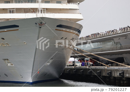 横浜港の大型客船と大さん橋 横浜港の大型客船と大さん橋 79201227