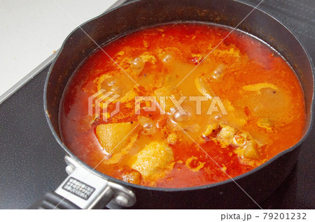 かつお出汁を使った「和風スパイスカレーの煮込み」シーン 79201232