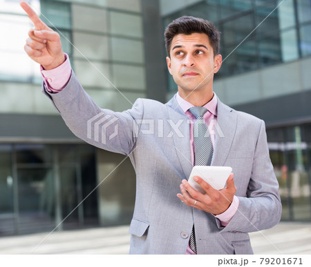Manager giving instructions Manager giving instructions 79201671