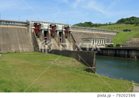 四十四田ダム堤体と四十四田発電所 79202566