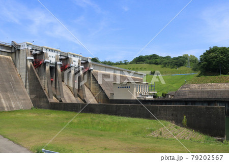 四十四田ダム堤体と四十四田発電所 79202567