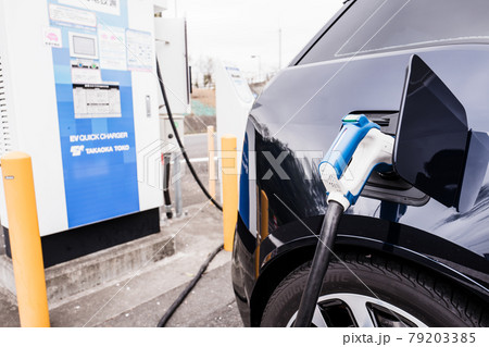 電気自動車 EV 充電 横 79203385