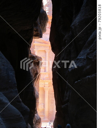 ペトラ遺跡　シークから除くエルハズネ 79203818