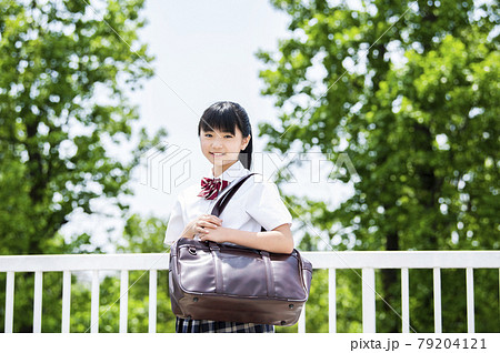 女子中学生のポートレート カメラ目線 夏服 女子中学生のポートレート カメラ目線 夏服 79204121