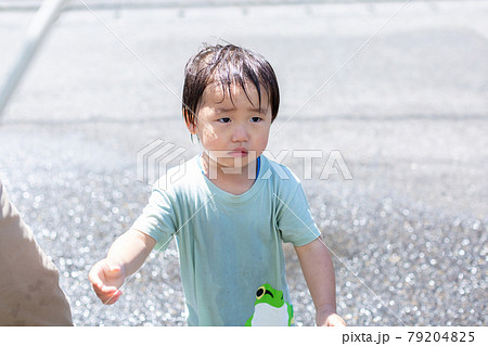 幼児の水遊び 幼児の水遊び 79204825