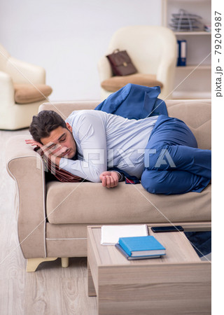 Young businessman employee waiting for business meeting Young businessman employee waiting for business meeting 79204987