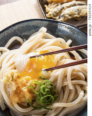 ぶっかけうどんと天ぷら盛り合わせ 79205414