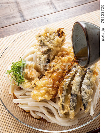 ぶっかけうどんに麺つゆを注ぐ ぶっかけうどんに麺つゆを注ぐ 79205729