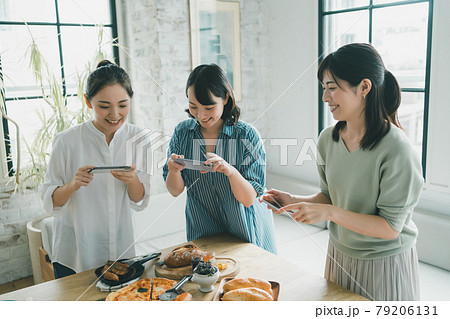 おうち女子会でSNS映えを狙う主婦たち 79206131