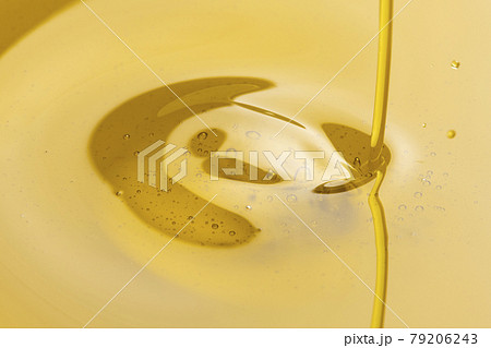 オリーブオイルを注ぐ 79206243