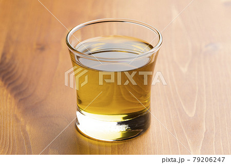 ガラスの容器にオリーブオイルを入れる 79206247