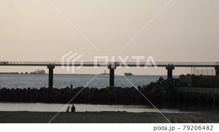 セピア色に染まる夕暮れの海をジェットフェリーと大型客船が航海する セピア色に染まる夕暮れの海をジェットフェリーと大型客船が航海する 79206482