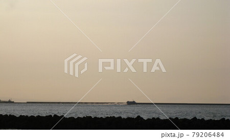 セピア色に染まる夕暮れの海をジェットフェリーが航海する 79206484