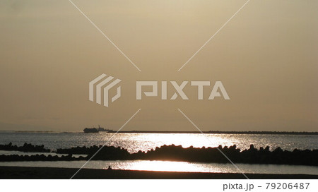 セピア色に染まる夕暮れの海をジェットフェリーが航海する セピア色に染まる夕暮れの海をジェットフェリーが航海する 79206487