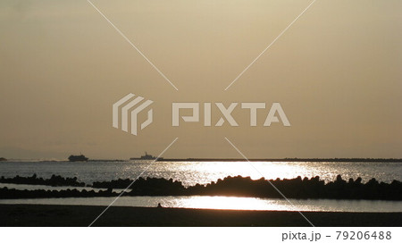 セピア色に染まる夕暮れの海をジェットフェリーが航海する 79206488