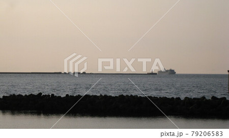夕暮れのセピア色に染まる日本海を大型客船が航海する 79206583