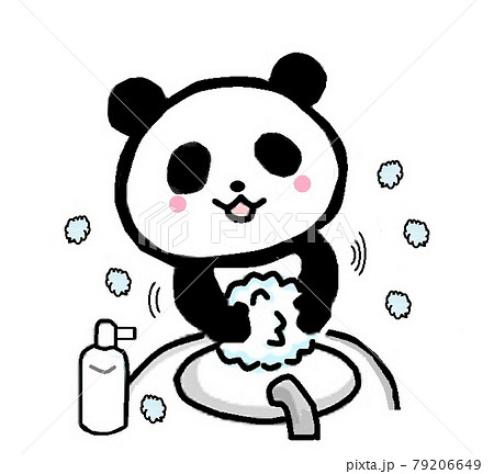 楽しそうに手洗いをするパンダ 79206649